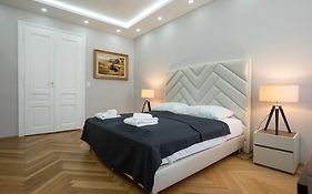 Charming 2-Room Apartment With Balcony, 15 Min To Center